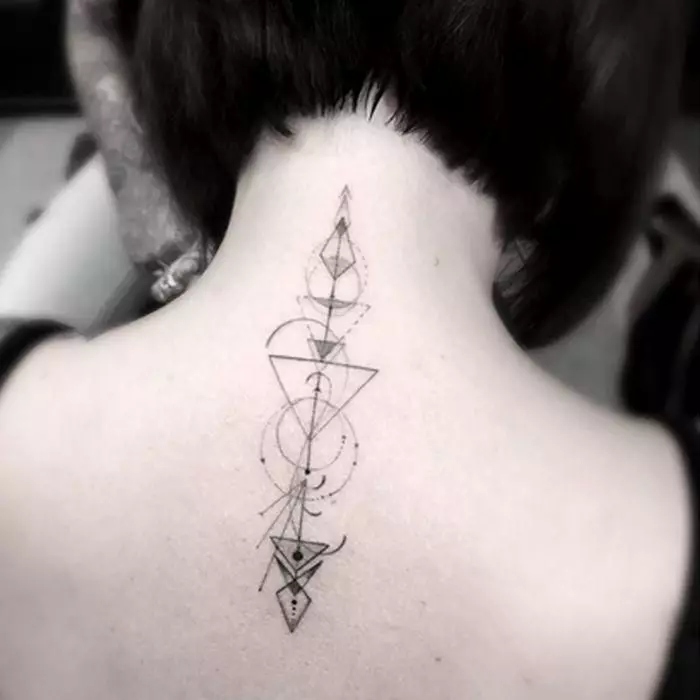 Tatuaż w stylu geometrii dla dziewcząt: szkice geometrycznych tatuaży na ręce i obojczyk, przedramię i żeberki, biodra i inne części ciała 14094_31