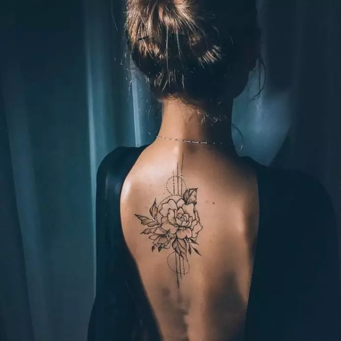 Tato dalam gaya geometri untuk anak perempuan: sketsa tato geometris di tangan dan klavikula, lengan dan tulang rusuk, pinggul dan bagian lain dari tubuh 14094_33