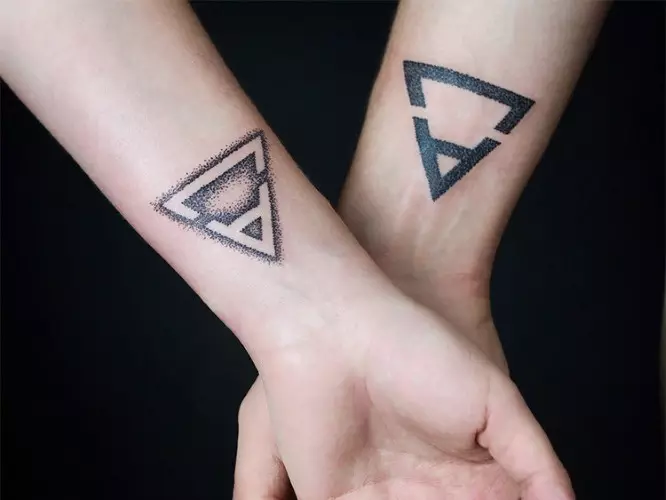 Tatuaż w stylu geometrii dla dziewcząt: szkice geometrycznych tatuaży na ręce i obojczyk, przedramię i żeberki, biodra i inne części ciała 14094_37
