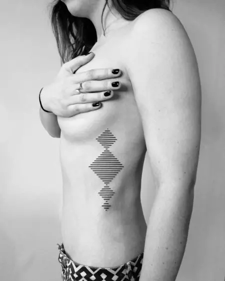 Tato dalam gaya geometri untuk anak perempuan: sketsa tato geometris di tangan dan klavikula, lengan dan tulang rusuk, pinggul dan bagian lain dari tubuh 14094_44