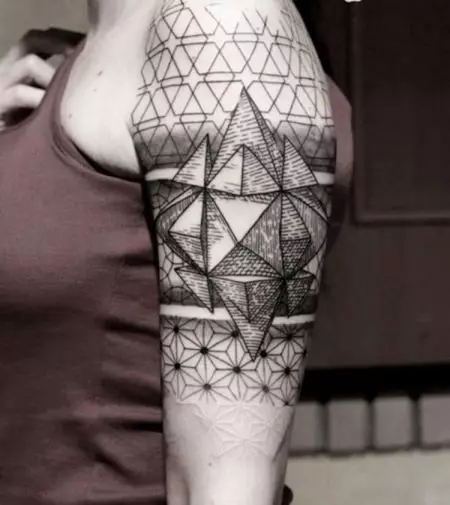Қыздар үшін геометрия стиліндегі татуировка: Геометриялық татуировкалардың гаометриялық татуировкалары, білек және қабырға, жамбас және дененің басқа бөліктері 14094_46