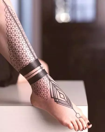 Tatuaż w stylu geometrii dla dziewcząt: szkice geometrycznych tatuaży na ręce i obojczyk, przedramię i żeberki, biodra i inne części ciała 14094_48