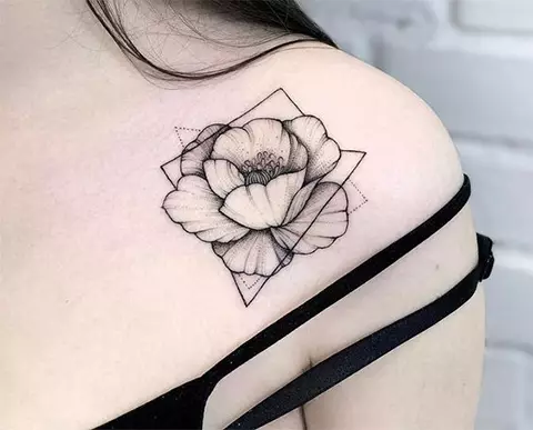 Tatuaje en el estilo de la geometría para las niñas: bocetos de tatuajes geométricos a mano y clavícula, antebrazo y costillas, caderas y otras partes del cuerpo. 14094_5