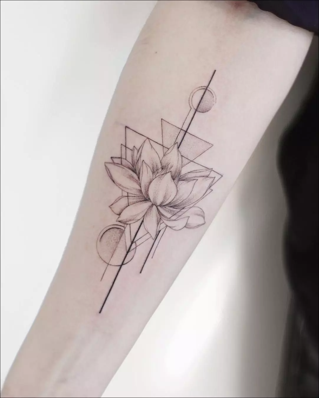 Tatuering i stil med geometri för tjejer: skisser av geometriska tatueringar på hand och nyckelben, underarm och revben, höfter och andra delar av kroppen 14094_6