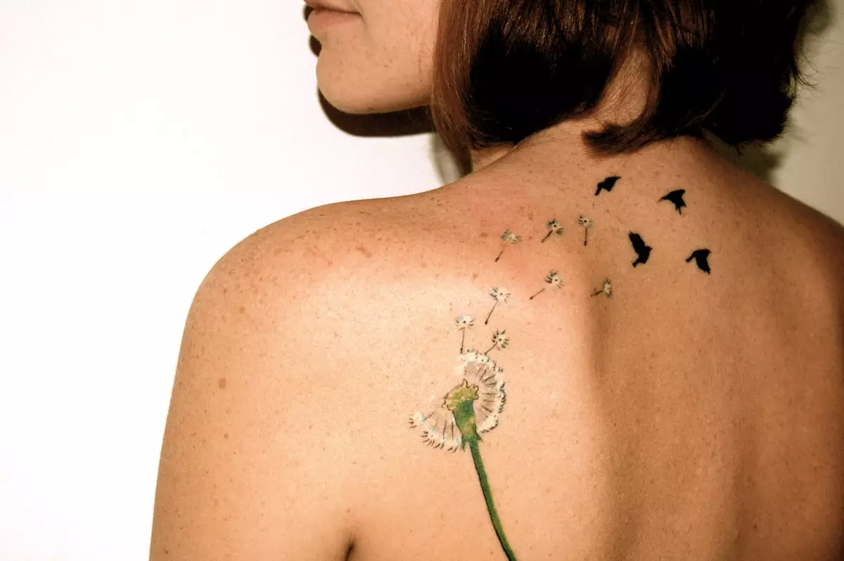 Tatouage "pissenlit avec des oiseaux": valeur pour les filles, tatouages ​​sur une pelle, clavicule, poignet, main, cou et autres parties du corps, croquis