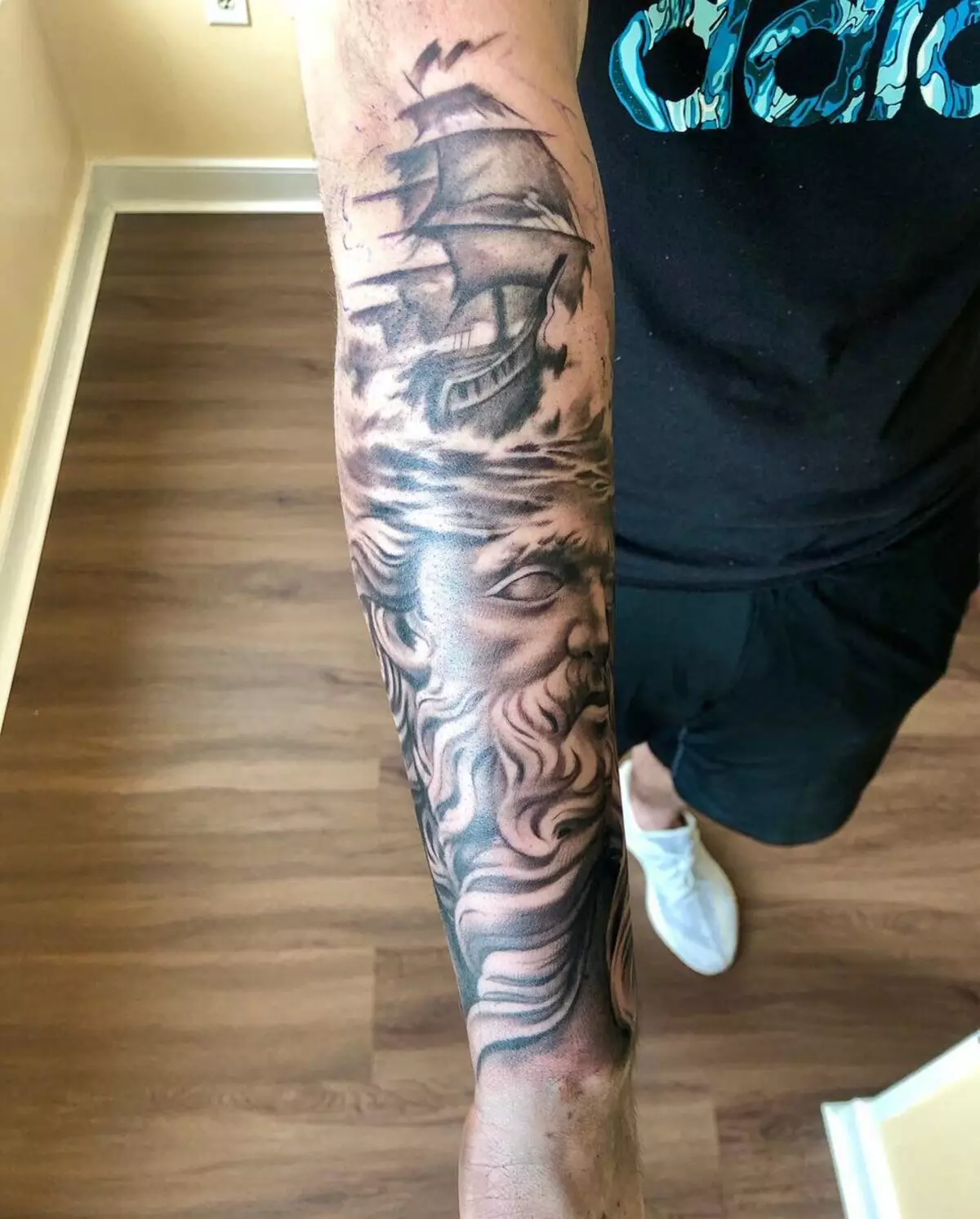 Poseidon tattoo: Ny lanjan'ny lehilahy sy vehivavy, sketsa, tatoazy miaraka amin'ny travikany andriamanitra eo an-tsorony sy eo am-pelatanana (sleeve), safidy hafa), safidy hafa), safidy hafa), safidy hafa 14098_16