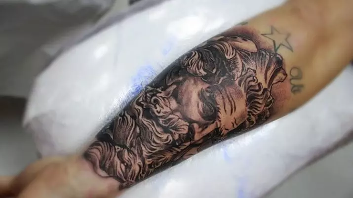 Poseidon Tattoo: Valeur des hommes et des femmes, des croquis, du tatouage avec un trident de Dieu sur l'épaule et sur la main (manchon), autres options 14098_2
