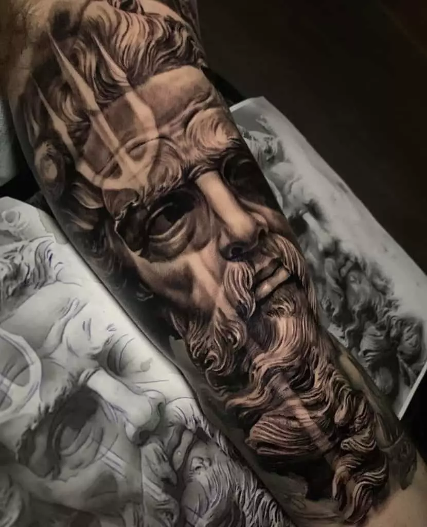 Poseidon Tattoo：男性と女性のための価値、スケッチ、肩の上の神のトライデント、そして手の上の神（袖）、その他の選択肢 14098_7