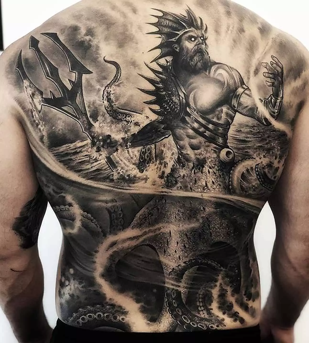 Poseidon Tattoo: Valeur des hommes et des femmes, des croquis, du tatouage avec un trident de Dieu sur l'épaule et sur la main (manchon), autres options 14098_9