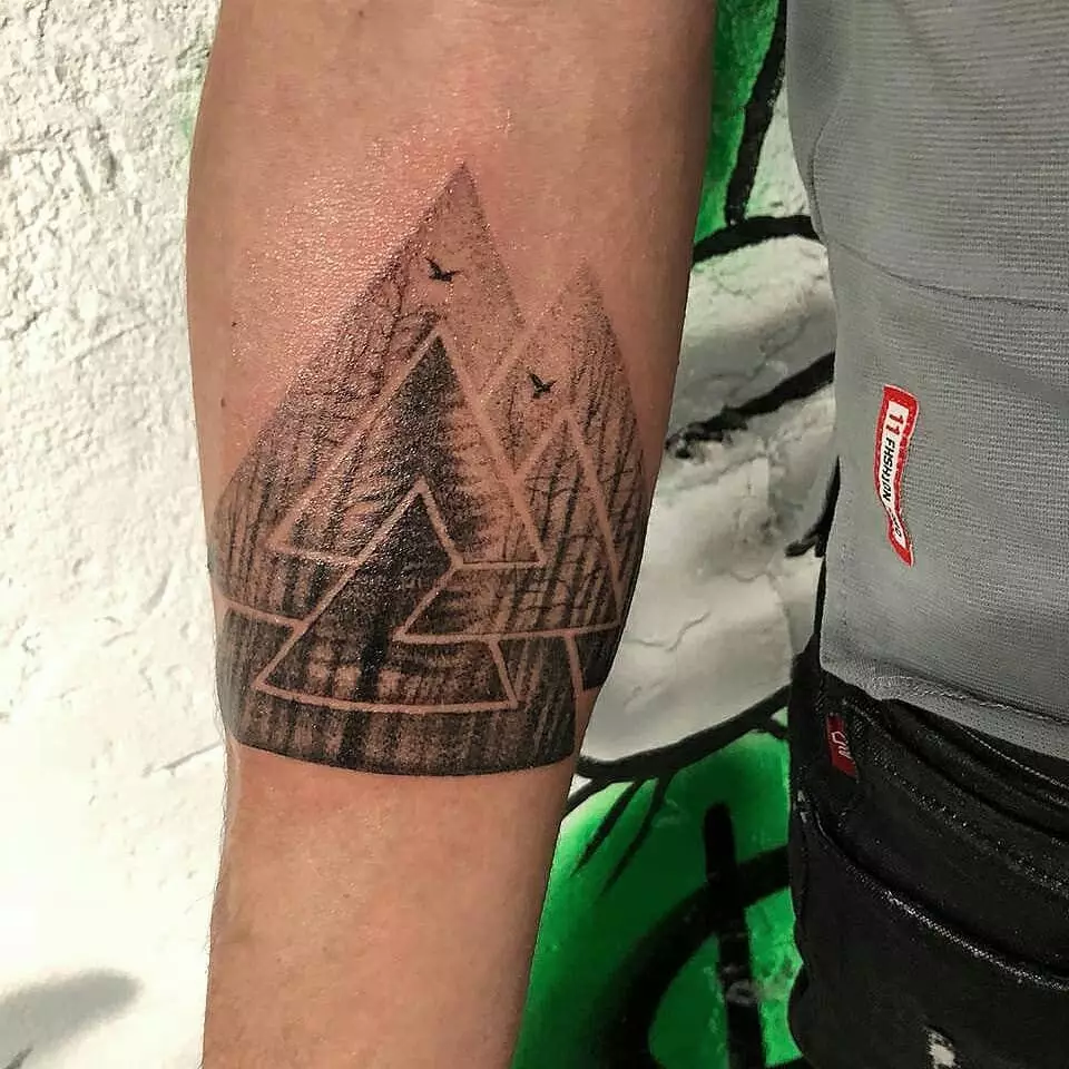 Бәдәнгә бесилған гүл «Valknut»: tattoos قىممىتى ئەر ۋە بوينىنىڭ كۈنى قىزلار, زىممىسىگە بىر بەلگە بىلەن tattoos, ۋە باشقا رايون بىر бәдәнгә гүл басмақ قىلىش sketches 14105_13