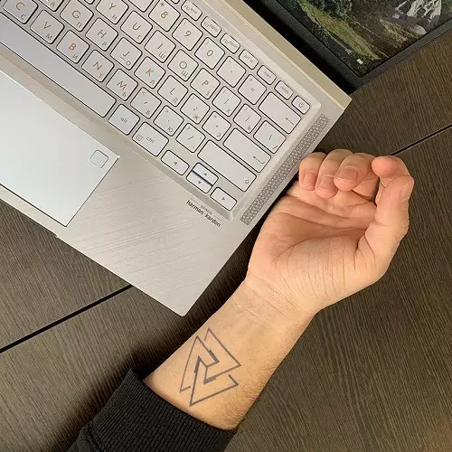 TATTOO「VALKNUT」：男性用のタトゥーのスケッチ、女の子のためのスケッチ、肩の上のシンボルの入れ墨、首、そして他のゾーン 14105_16