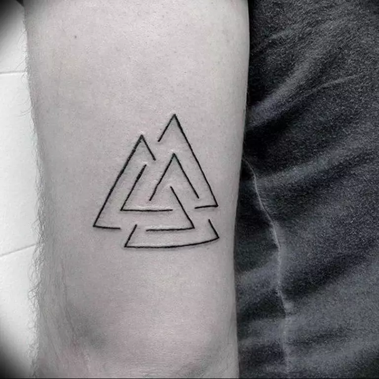 Бәдәнгә бесилған гүл «Valknut»: tattoos قىممىتى ئەر ۋە بوينىنىڭ كۈنى قىزلار, زىممىسىگە بىر بەلگە بىلەن tattoos, ۋە باشقا رايون بىر бәдәнгә гүл басмақ قىلىش sketches 14105_31