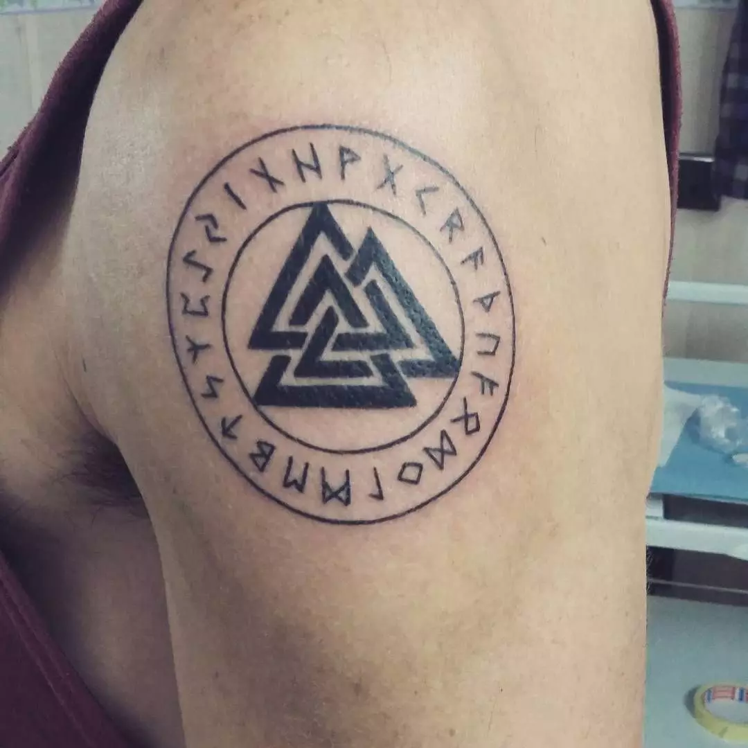 Бәдәнгә бесилған гүл «Valknut»: tattoos قىممىتى ئەر ۋە بوينىنىڭ كۈنى قىزلار, زىممىسىگە بىر بەلگە بىلەن tattoos, ۋە باشقا رايون بىر бәдәнгә гүл басмақ قىلىش sketches 14105_34