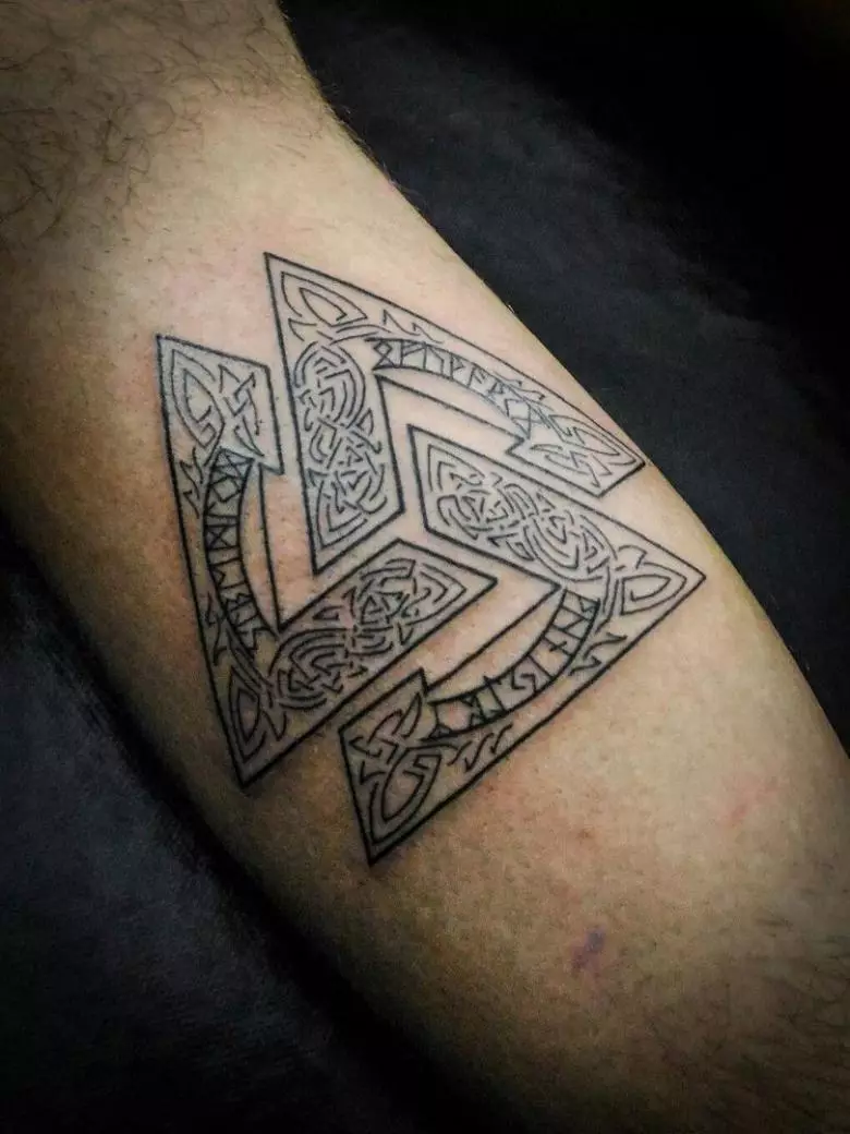 Бәдәнгә бесилған гүл «Valknut»: tattoos قىممىتى ئەر ۋە بوينىنىڭ كۈنى قىزلار, زىممىسىگە بىر بەلگە بىلەن tattoos, ۋە باشقا رايون بىر бәдәнгә гүл басмақ قىلىش sketches 14105_5