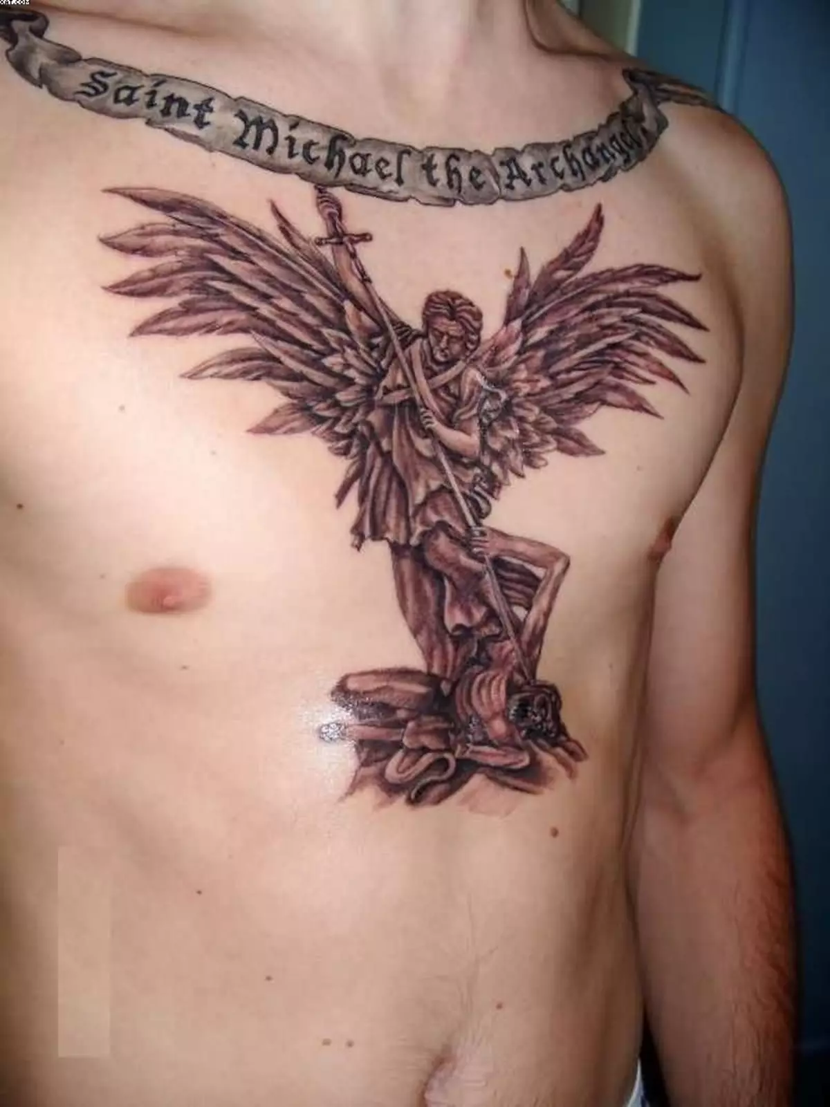 紋身“守護天使”：女孩和手上的女孩和男人，肩膀和胸部的紋身素描。紋身值，銘文和沒有的例子 14106_21