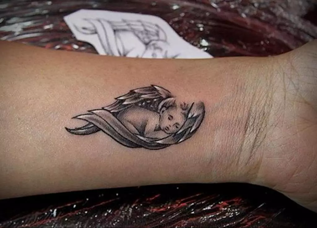纹身“守护天使”：女孩和手上的女孩和男人，肩膀和胸部的纹身素描。纹身值，铭文和没有的例子 14106_42