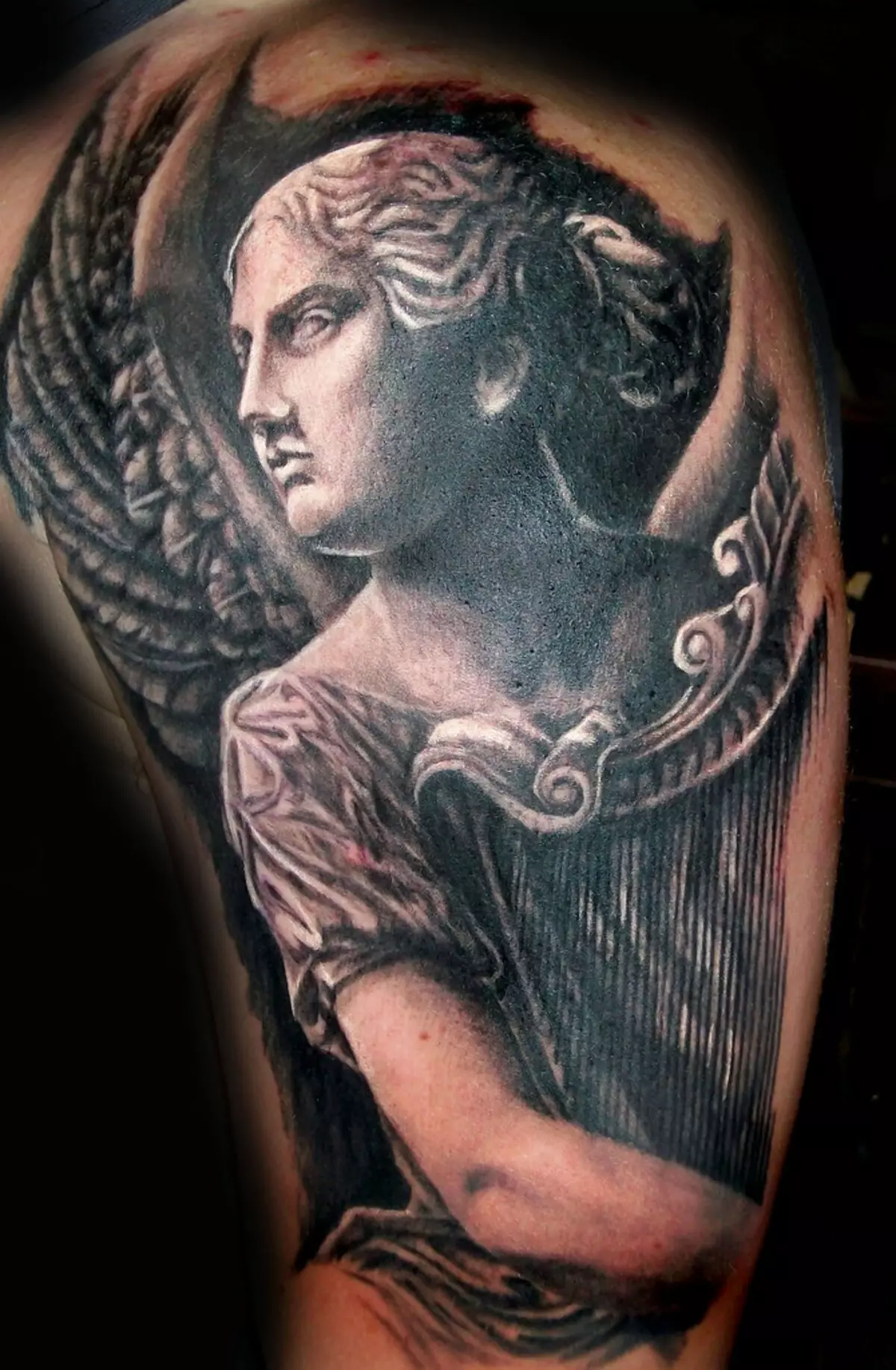 紋身“守護天使”：女孩和手上的女孩和男人，肩膀和胸部的紋身素描。紋身值，銘文和沒有的例子 14106_6