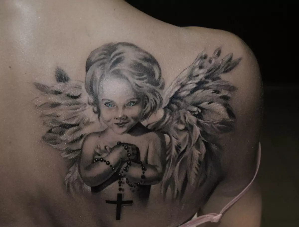 紋身“守護天使”：女孩和手上的女孩和男人，肩膀和胸部的紋身素描。紋身值，銘文和沒有的例子 14106_8