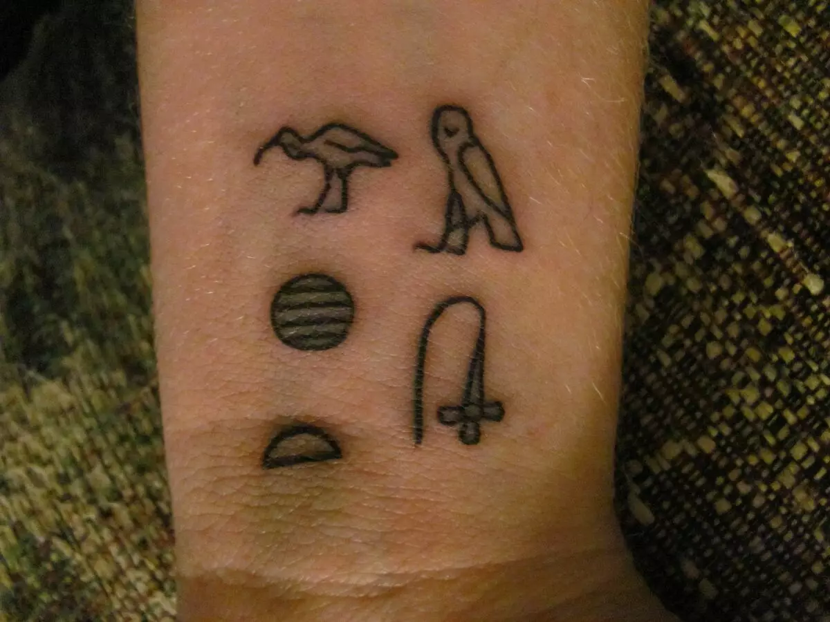 Egyptin tatuointi: Tattooksen luonnokset Egyptin teeman kanssa, symbolien tarkastelu Egyptin tyyliin, hihat hieroglyfistä ja muista tatuoista miehille ja naisille, niiden merkityksestä 14114_35