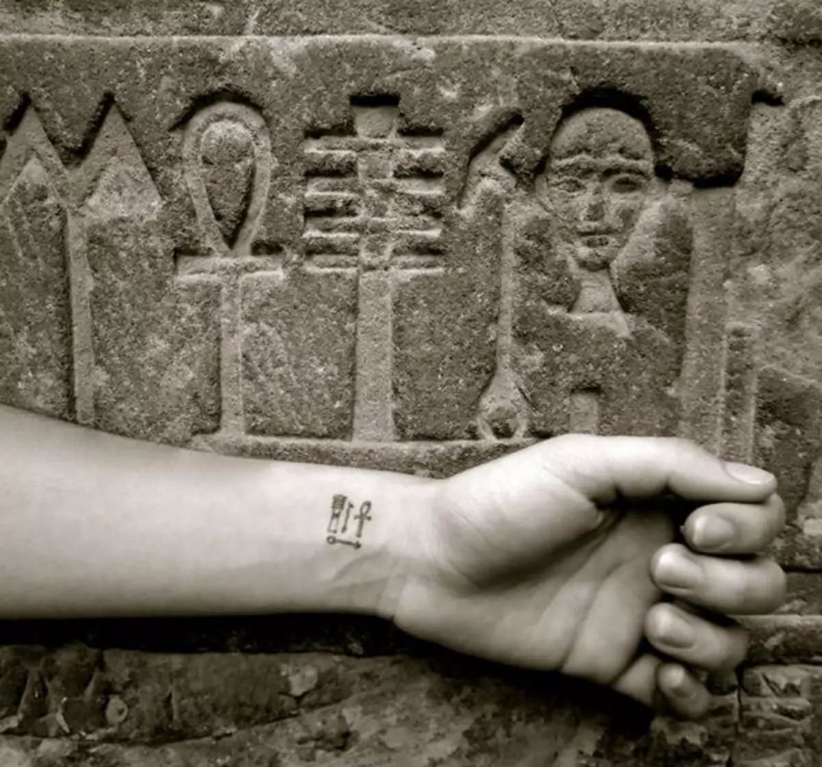 Egyptin tatuointi: Tattooksen luonnokset Egyptin teeman kanssa, symbolien tarkastelu Egyptin tyyliin, hihat hieroglyfistä ja muista tatuoista miehille ja naisille, niiden merkityksestä 14114_36