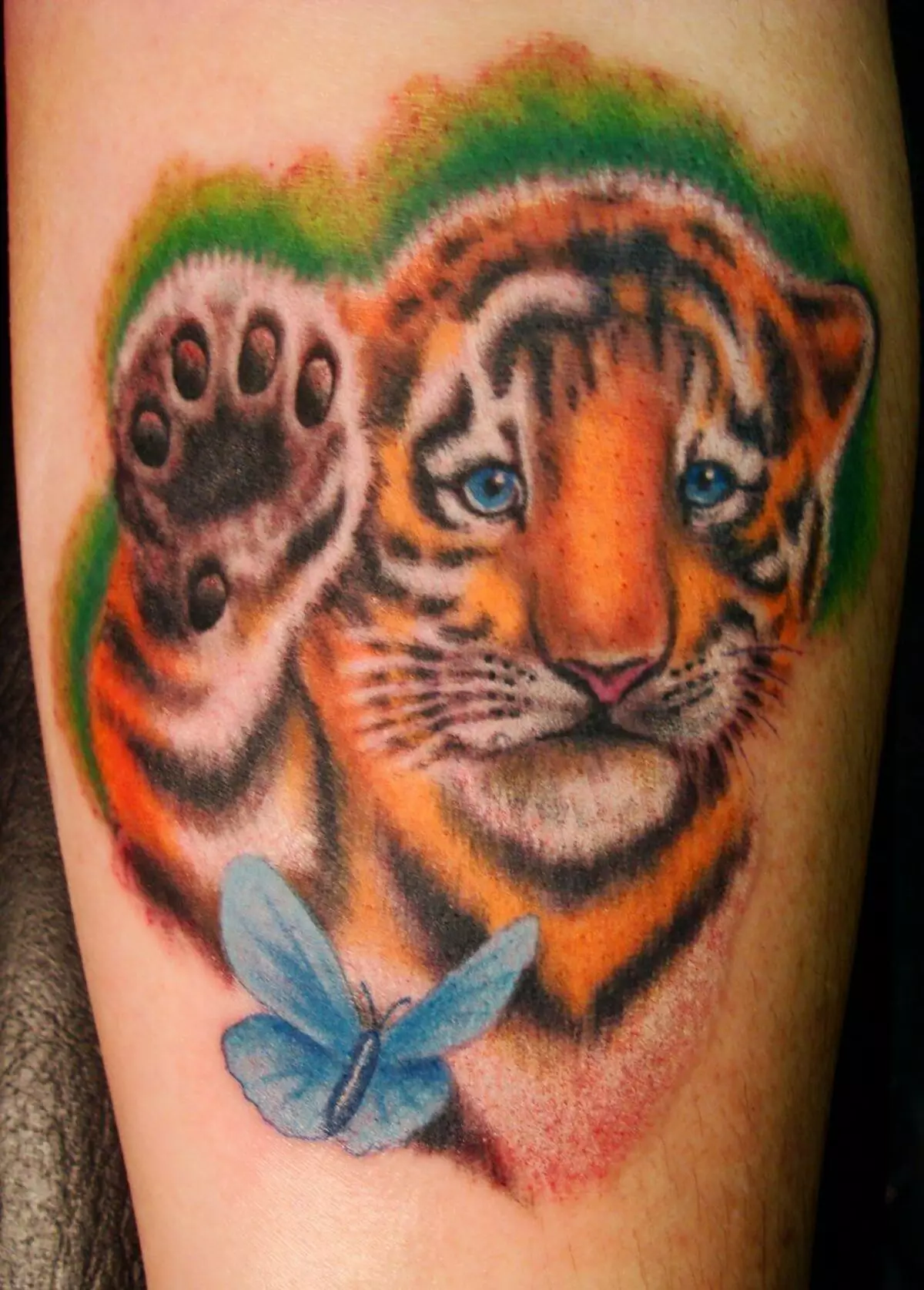 लड़कियों के लिए एक बाघ के साथ टैटू (34 तस्वीरें): अर्थ और स्केच। हाथ में और जांघ पर टैटू बाघ, पैर और पीठ पर, कलाई पर और कंधे पर 14119_10