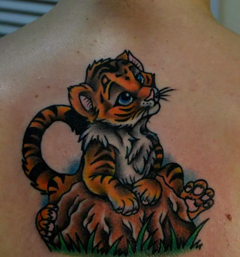Tattoo mei in tiger foar famkes (34 foto's): betsjutting en sketsen. Tattoo Tiger by de hân en op 'e dij, op' e skonk en op 'e rêch, op' e pols en op it skouder 14119_11