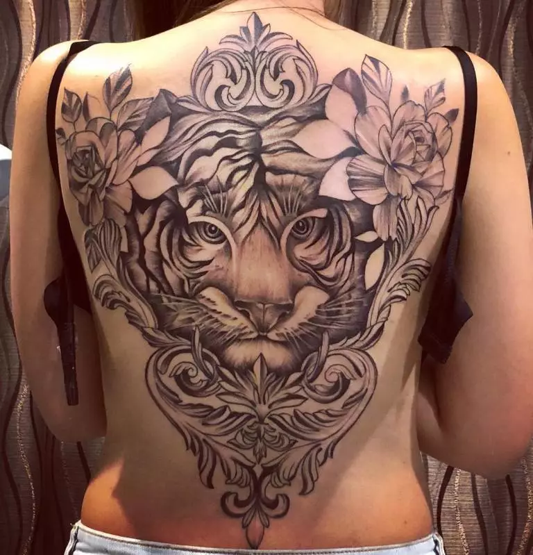 Tattoo cun tigre para nenas (34 fotos): significado e bocetos. Tigre tatuaxe na man e na coxa, na perna e na parte de atrás, no pulso e no ombreiro 14119_14