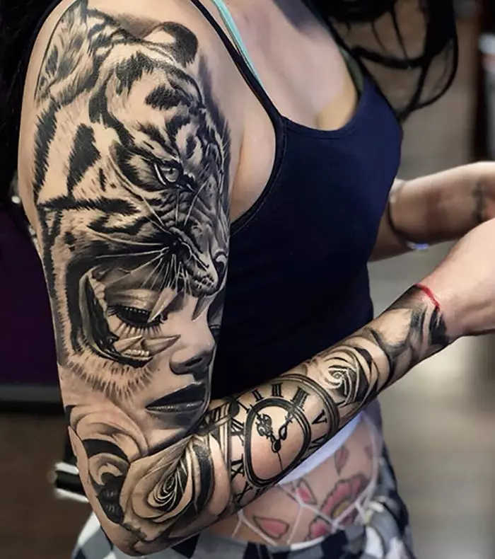 Tattoo med en tiger för tjejer (34 foton): mening och skisser. Tattoo tiger till hands och på låret, på benet och på baksidan, på handleden och på axeln 14119_15