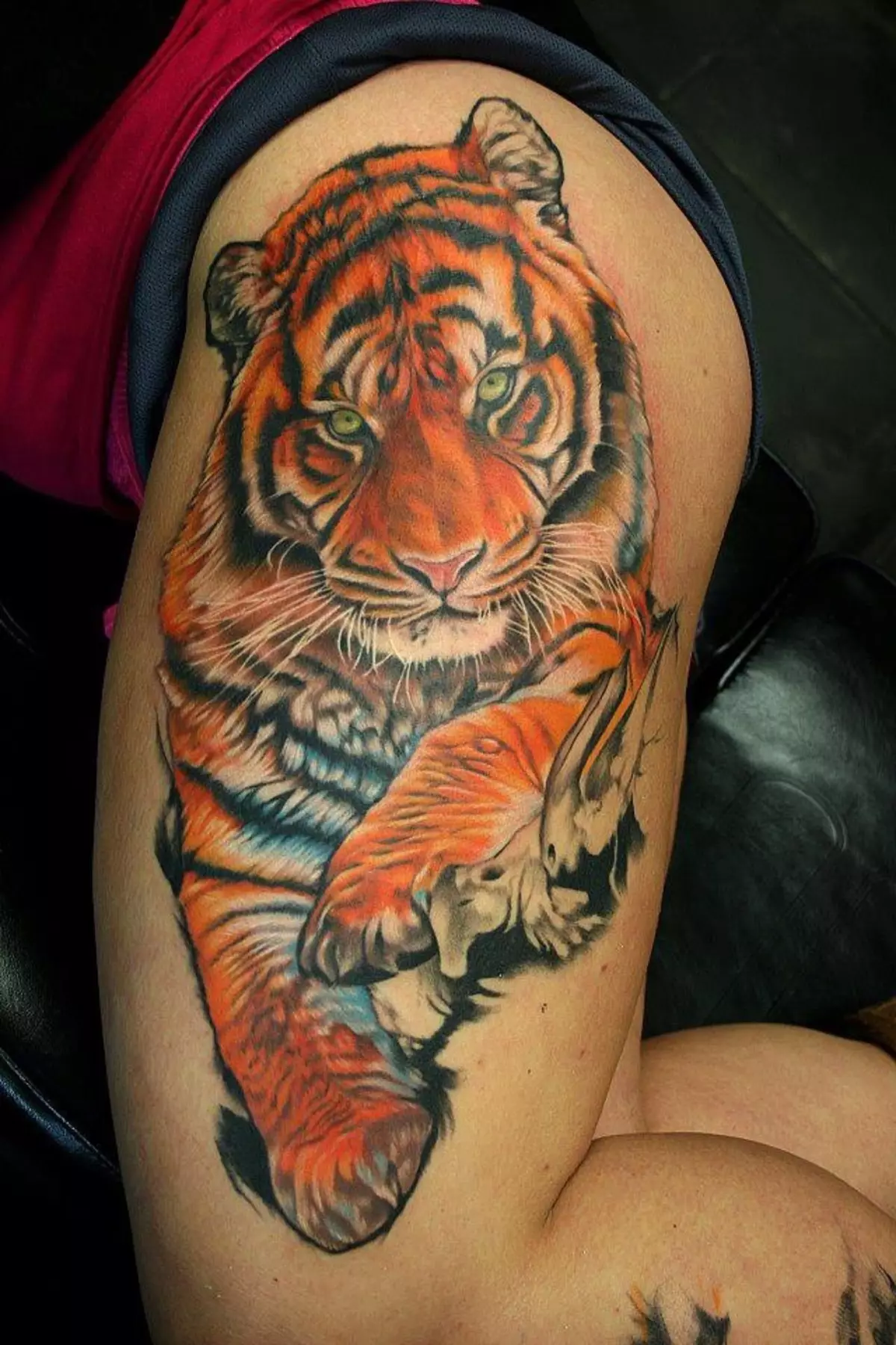 लड़कियों के लिए एक बाघ के साथ टैटू (34 तस्वीरें): अर्थ और स्केच। हाथ में और जांघ पर टैटू बाघ, पैर और पीठ पर, कलाई पर और कंधे पर 14119_17