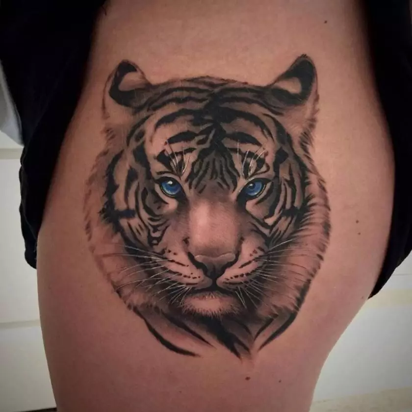 Tattoo met een tijger voor meisjes (34 foto's): betekenis en schetsen. Tatoeage tijger bij de hand en op de dij, op het been en op de rug, op de pols en op de schouder 14119_18