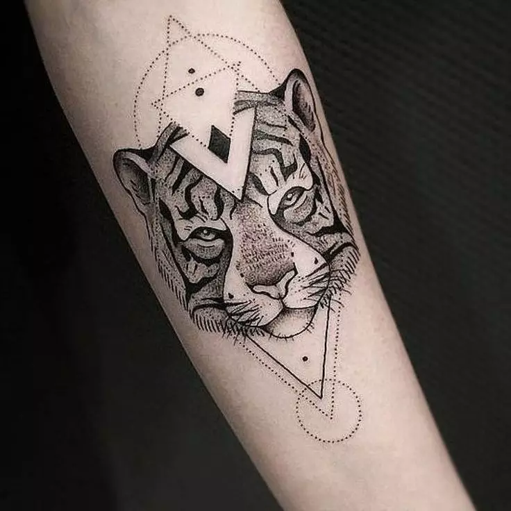 Tetovaža s tigar za djevojčice (34 fotografije): značenje i skice. Tattoo Tiger pri ruci i na bedru, na nozi i na leđima, na zapešću i na ramenu 14119_20