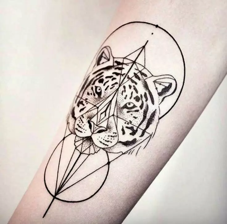 Tattoo met een tijger voor meisjes (34 foto's): betekenis en schetsen. Tatoeage tijger bij de hand en op de dij, op het been en op de rug, op de pols en op de schouder 14119_21