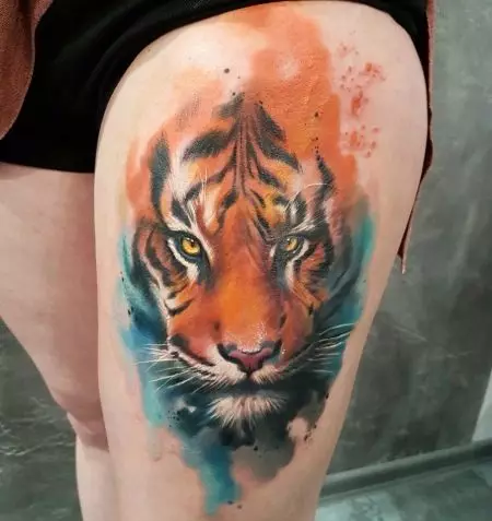 Tetoválás egy tigris a lányok számára (34 fotók): jelentés és vázlatok. Tattoo Tiger a kézben és a combon, a lábán és a hátán, a csuklóján és a vállán 14119_22