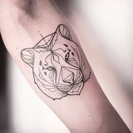Tattoo ar tīģeri meitenēm (34 fotogrāfijas): nozīme un skices. Tattoo Tiger pie rokas un augšstilbā, uz kājas un uz muguras, uz plaukstas un uz pleca 14119_25