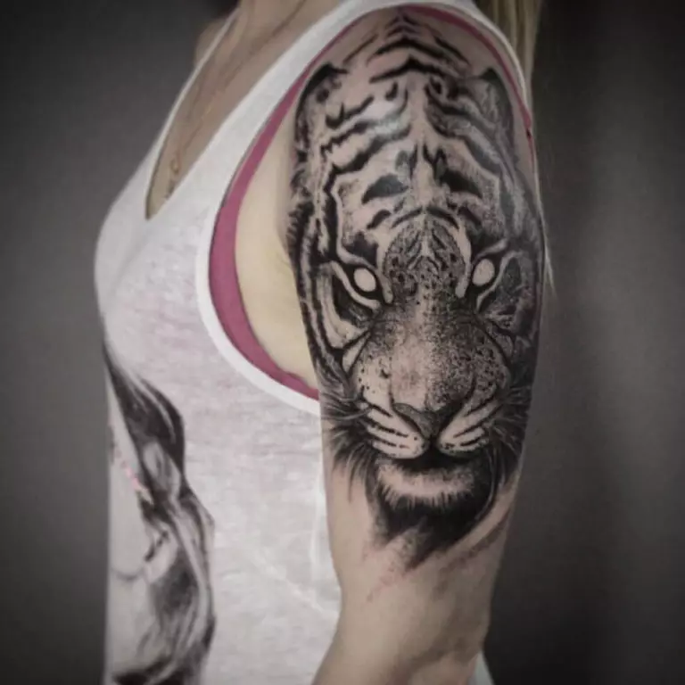 Tetovaža s tigar za djevojčice (34 fotografije): značenje i skice. Tattoo Tiger pri ruci i na bedru, na nozi i na leđima, na zapešću i na ramenu 14119_28