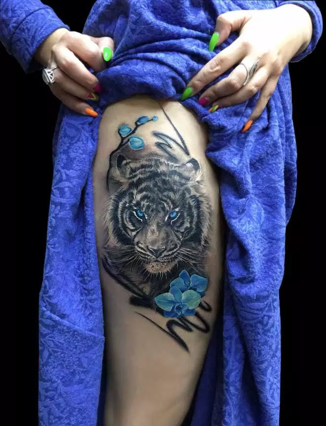 รอยสักที่มีเสือสำหรับสาว ๆ (34 รูป): ความหมายและสเก็ตช์ Tattoo Tiger ที่มือและบนต้นขาที่ขาและด้านหลังบนข้อมือและไหล่ 14119_3