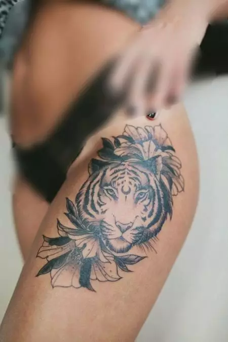 Tattoo mat engem Tiger fir Meedercher (34 Fotoen): Bedeitung a Skizzen. Tattoo Tiger an der Hand an um Oberschenkel, op de Been an um Réck, um Handgelenk an op der Schëller 14119_30