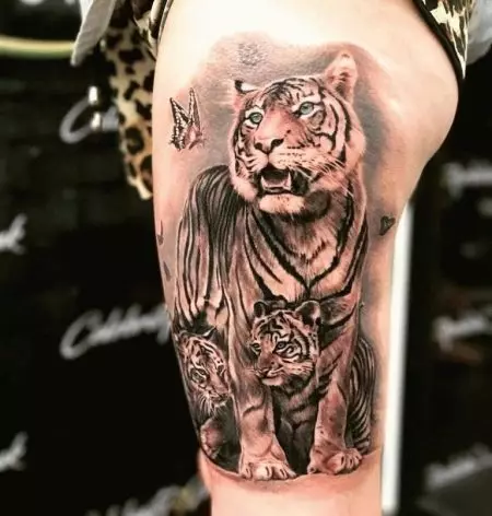 Tattoo mei in tiger foar famkes (34 foto's): betsjutting en sketsen. Tattoo Tiger by de hân en op 'e dij, op' e skonk en op 'e rêch, op' e pols en op it skouder 14119_31