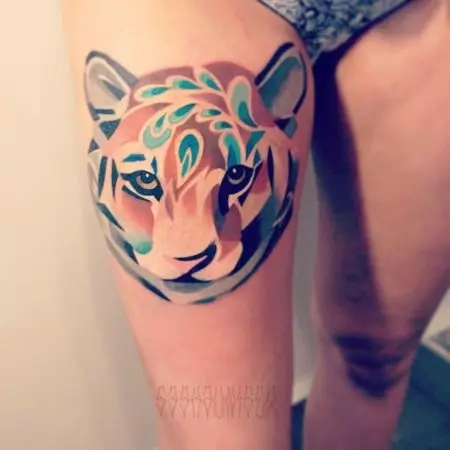 Tetoválás egy tigris a lányok számára (34 fotók): jelentés és vázlatok. Tattoo Tiger a kézben és a combon, a lábán és a hátán, a csuklóján és a vállán 14119_32