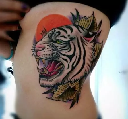 Tatuiruotė su tigru mergaitėms (34 nuotraukos): reikšmė ir eskizai. Tatuiruotės tigras rankoje ir ant šlaunies, ant kojų ir ant riešo ir ant peties 14119_33