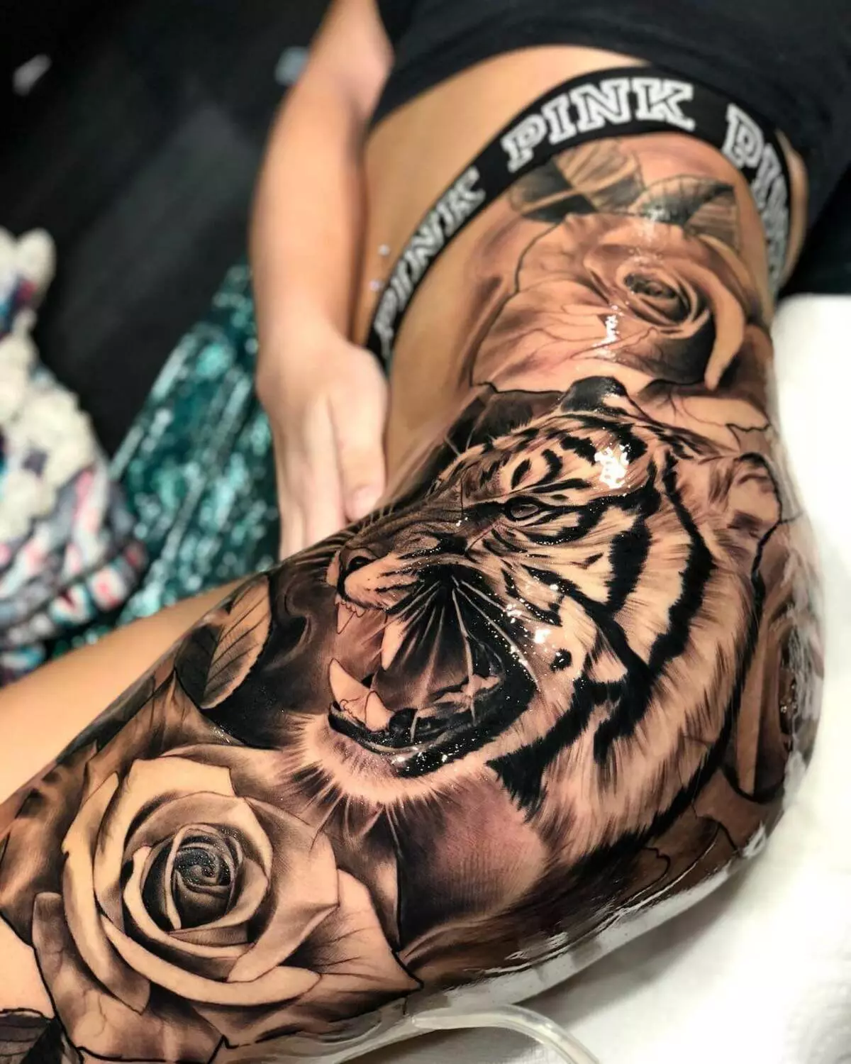 Tattoo cu tigru pentru fete (34 fotografii): Semnificație și schițe. Tiger Tiger la îndemână și pe coapsă, pe picior și pe spate, pe încheietura mâinii și pe umăr 14119_4
