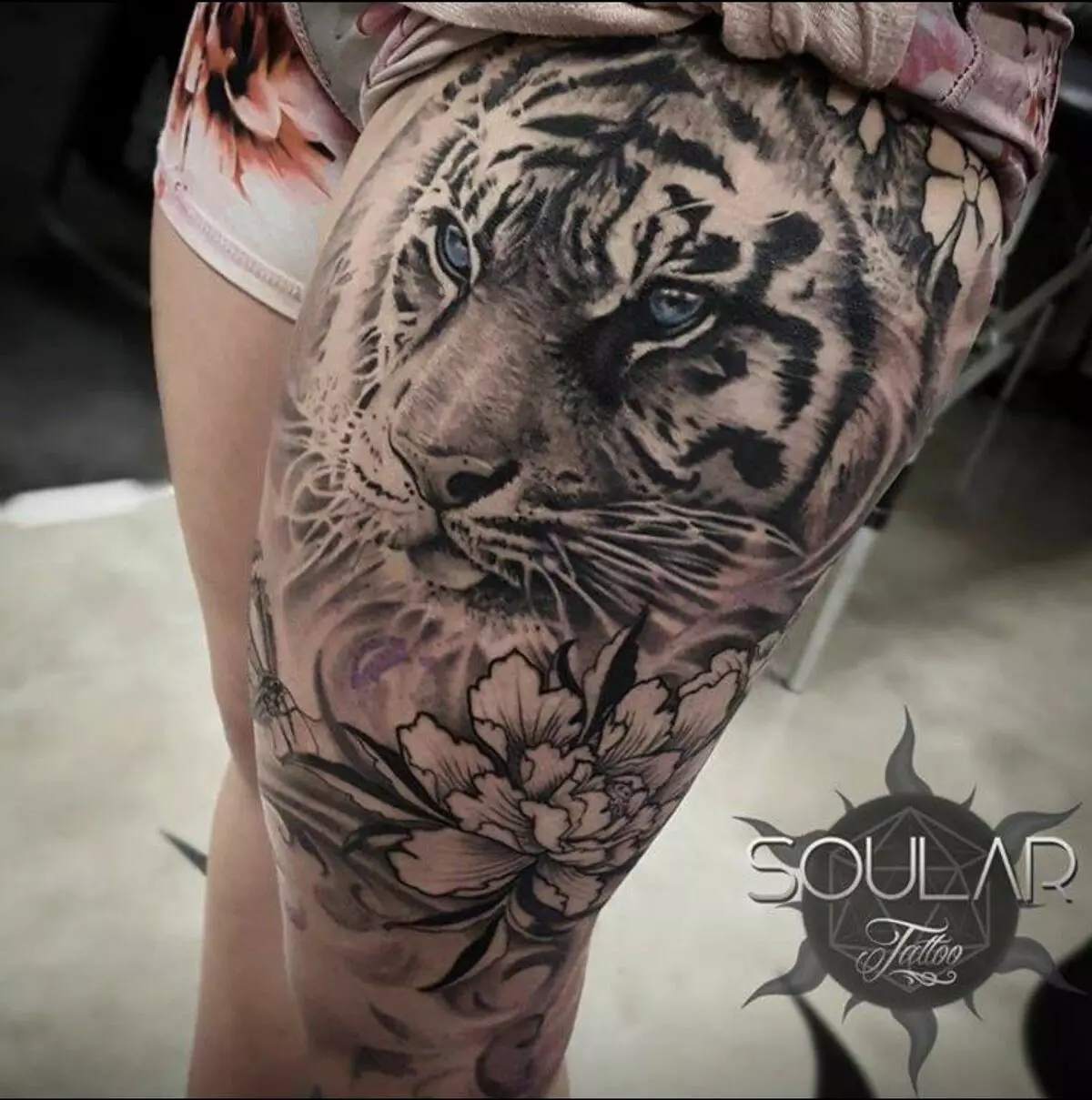 Tattoo cun tigre para nenas (34 fotos): significado e bocetos. Tigre tatuaxe na man e na coxa, na perna e na parte de atrás, no pulso e no ombreiro 14119_6