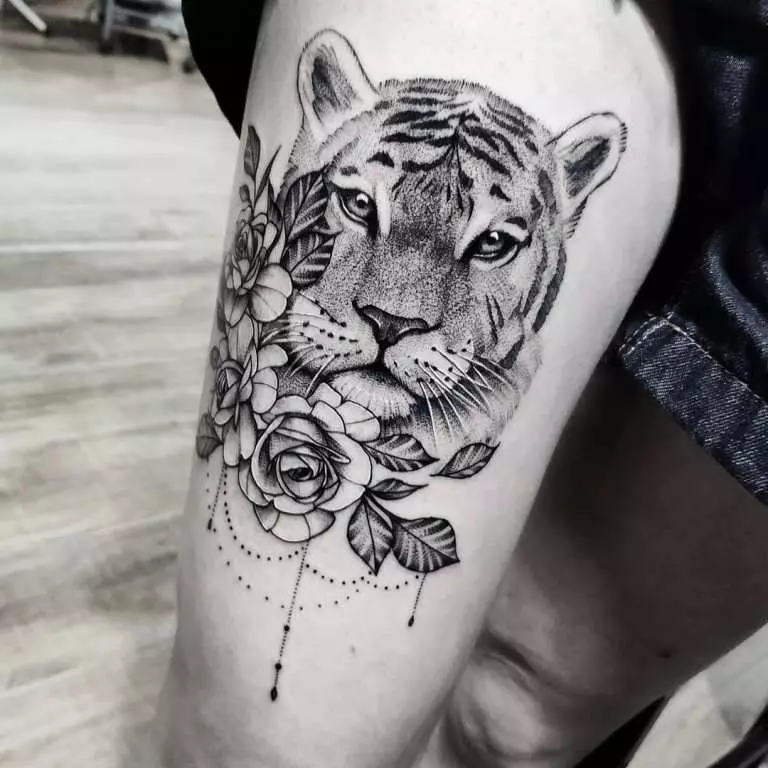Tato dengan harimau untuk anak perempuan (34 foto): makna dan sketsa. Tattoo Tiger di tangan dan di paha, di kaki dan di belakang, di pergelangan tangan dan di bahu 14119_7