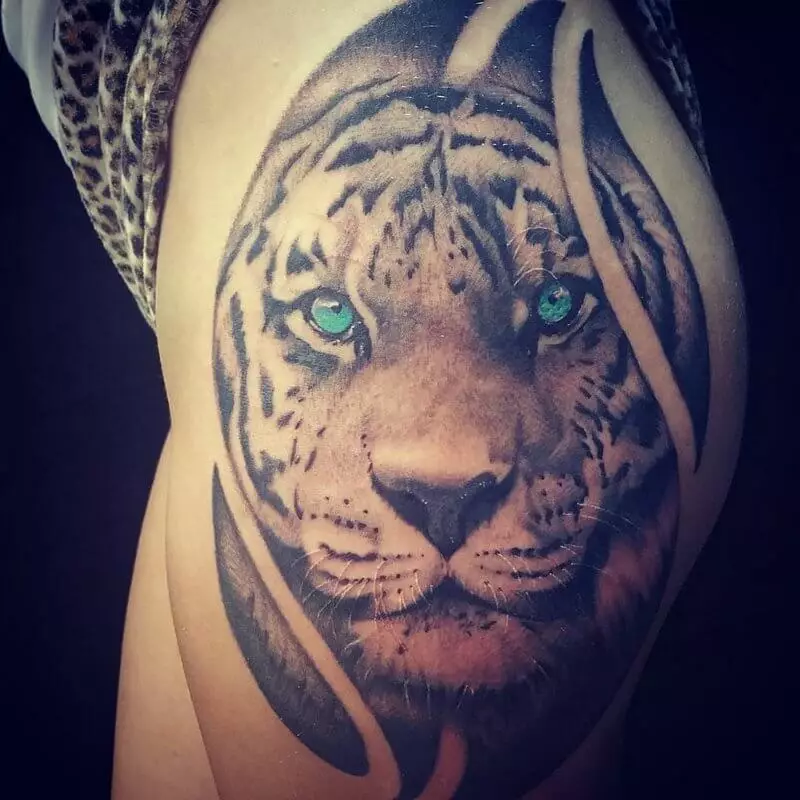 TATTOO med en tiger til piger (34 billeder): Betydning og skitser. Tattoo tiger ved hånden og på låret på benet og på bagsiden, på håndleddet og på skulderen 14119_9