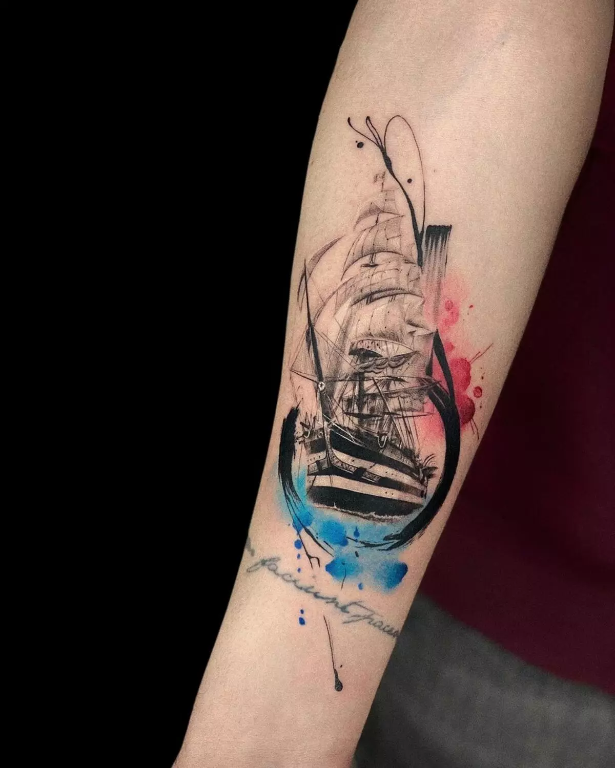 Tattoo kun ŝipoj: skizoj de velŝipoj kaj la valoro de ŝipoj kun veloj, tatuoj sur mano kaj kruro, tatuaj pirataj ŝipoj por viroj kaj aliaj opcioj 14129_15