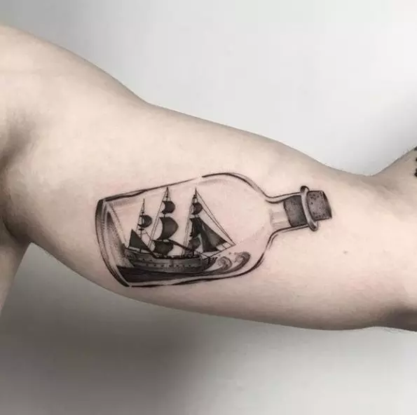 Tetovaža s brodovima: skice jedrilica i vrijednost brodova s ​​jedrima, tetovaže na ruci i noge, tetovaža gusarskim brodovima za muškarce i druge opcije 14129_32