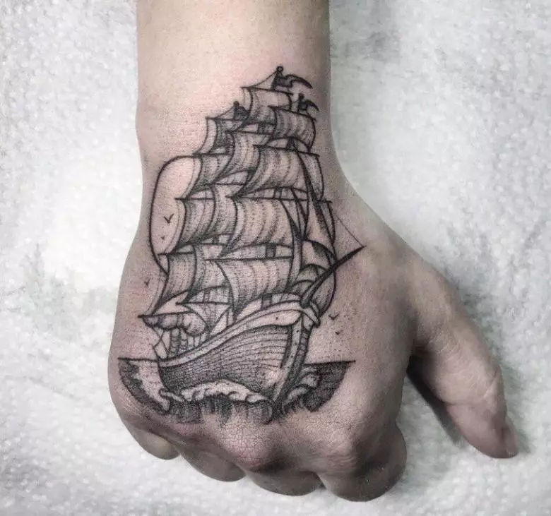 Tattoo kun ŝipoj: skizoj de velŝipoj kaj la valoro de ŝipoj kun veloj, tatuoj sur mano kaj kruro, tatuaj pirataj ŝipoj por viroj kaj aliaj opcioj 14129_4