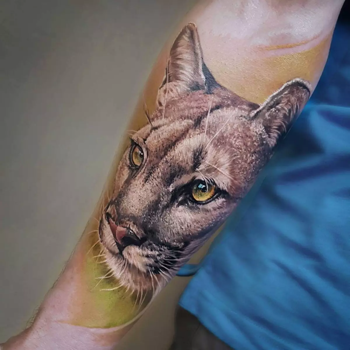 Puma နှင့်အတူ tattoo: မိန်းကလေးများနှင့်အမျိုးသားများအတွက်တက်တူးထိုးခြင်းနှင့်အမျိုးသားများအတွက်တက်တူးထိုးခြင်း, လက်နှင့်ပခုံးပေါ်တွင်, 14136_29