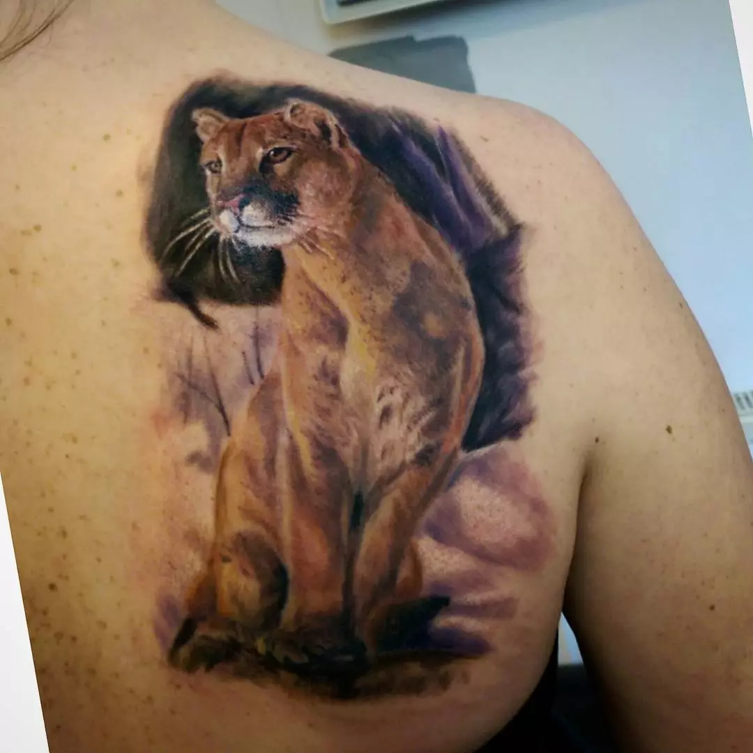 Puma နှင့်အတူ tattoo: မိန်းကလေးများနှင့်အမျိုးသားများအတွက်တက်တူးထိုးခြင်းနှင့်အမျိုးသားများအတွက်တက်တူးထိုးခြင်း, လက်နှင့်ပခုံးပေါ်တွင်, 14136_7