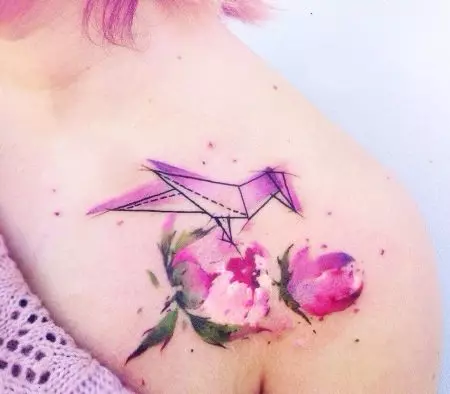 Tattoo „Božur” za djevojčice: značenje na ruku i butina za žene. Tattoo cvijeta na zglob i drugim lijepim crtežima. Što božur znači u trokutu? 14145_18